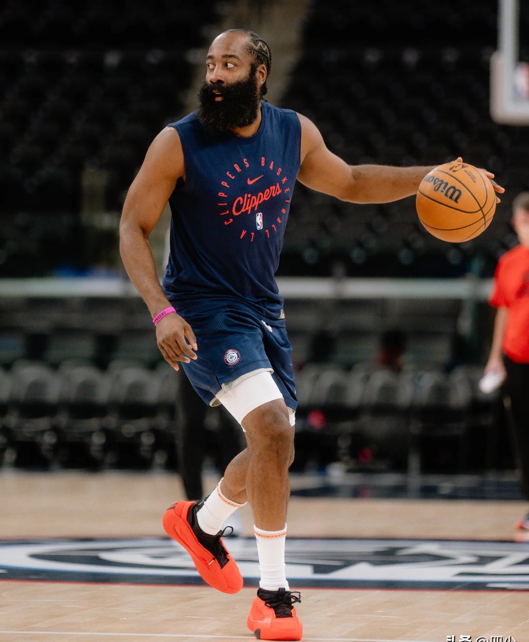 开云体育-哈登迎来二十赛季出色发挥，湖人观众热烈欢呼！